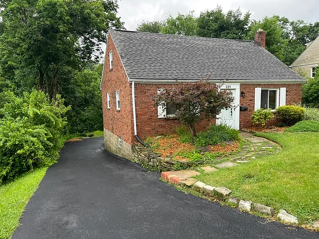 225 Logan Rd — Photo 2