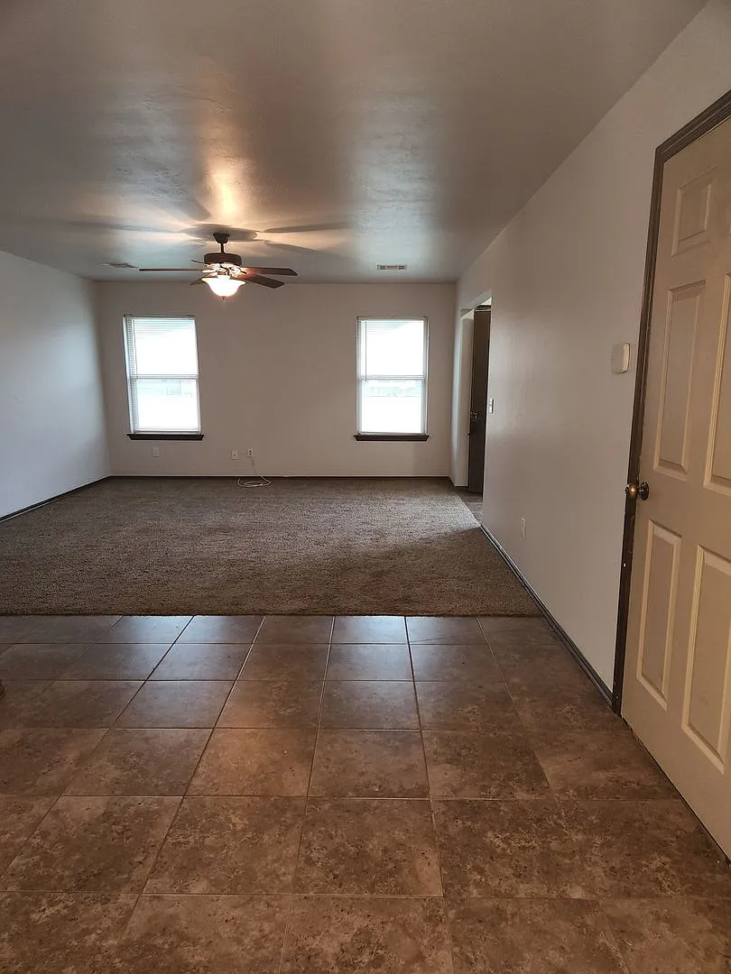 3BR 2BA Duplex with 2 Car garage — Photo 2