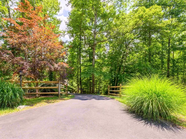 2711 Cardinal Ridge Rd, Charlottesville, VA 22901