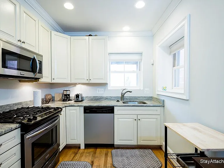 221 E St NE — Photo 9