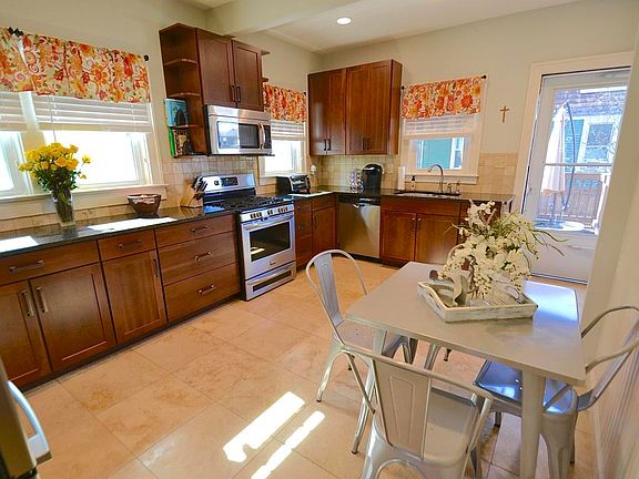 3rd image of 222 Oxford Pl