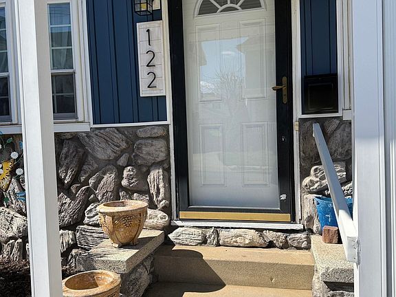 2nd image of 122 Vermont Ave
