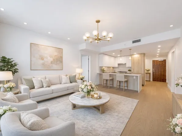 423 6th St #503, West Vancouver, BC V7T 0A1