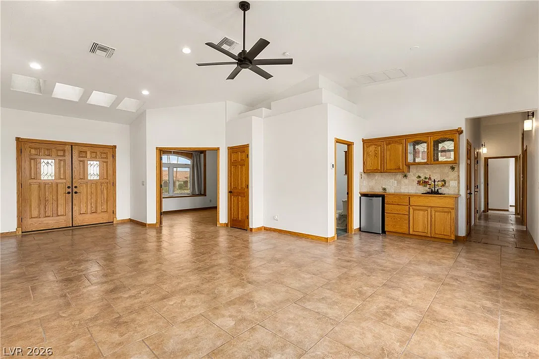 4 bed, 2.5 bath, 2527 sqft, $2,400 — Photo 1