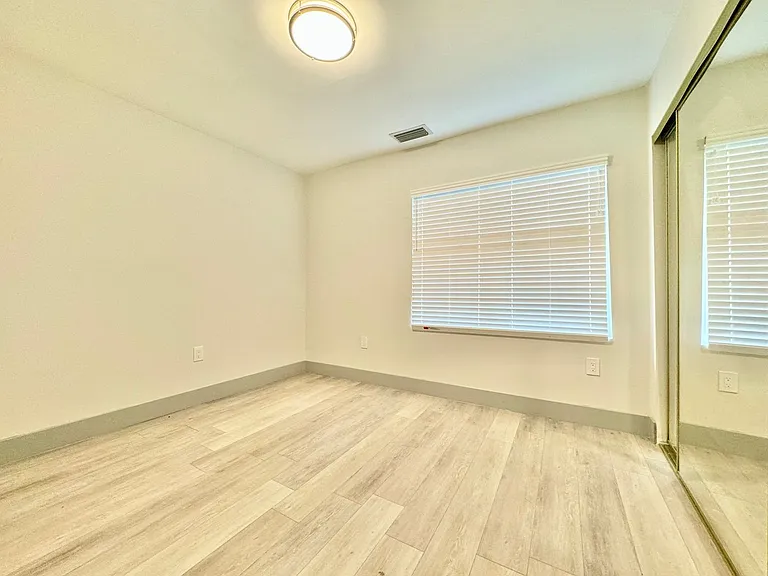 4112 NW 18th Ave — Photo 7
