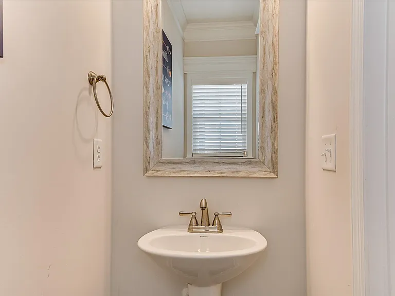 1055 Linsmore Ave — Photo 18