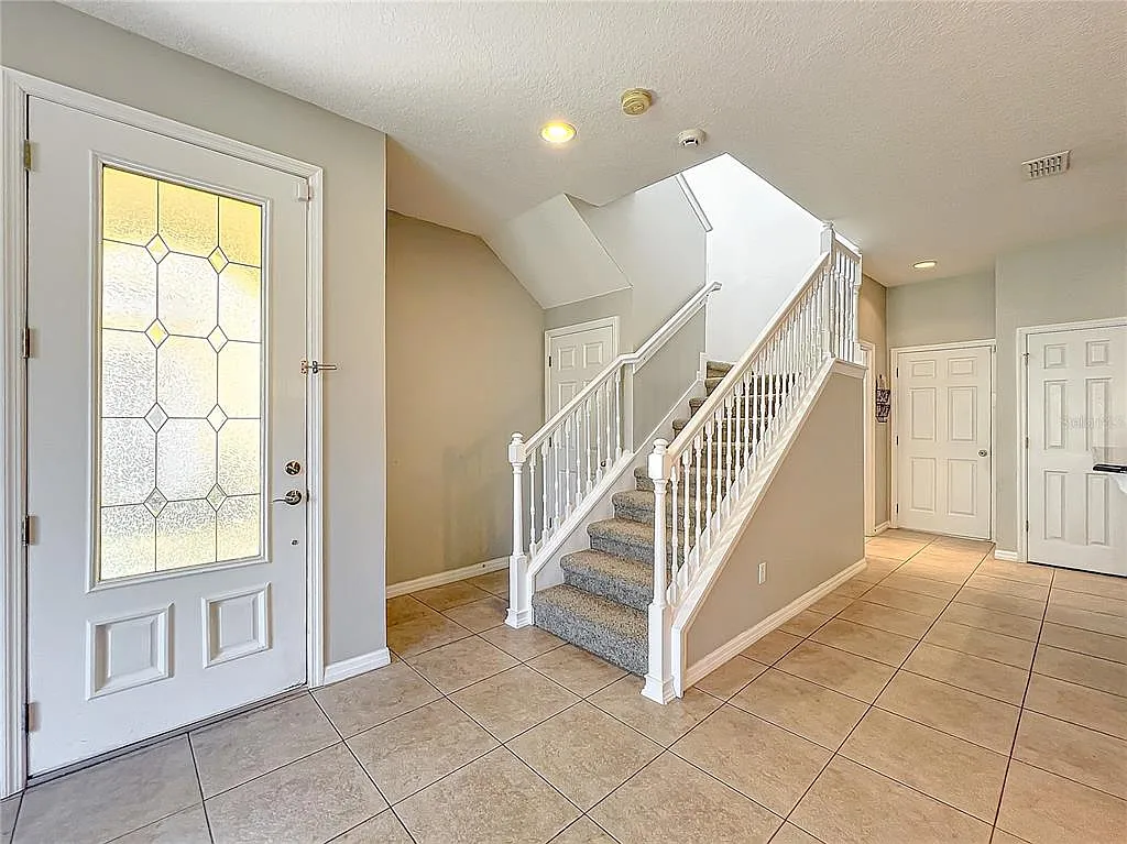 3 bed, 2.5 bath, 1656 sqft, $2,400 — Photo 3