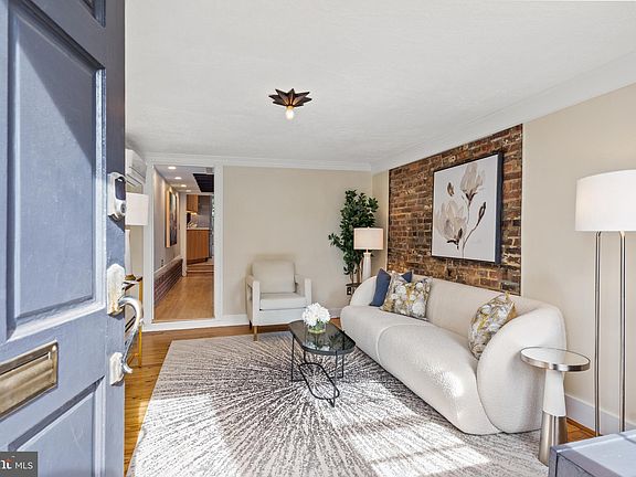 3rd image of 515 Queen St
