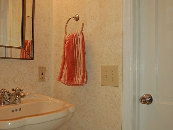 4th image of 758 Rolling Hill Dr