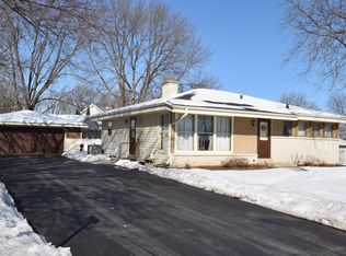 1003 Lilac Ln, Pewaukee, WI 53072