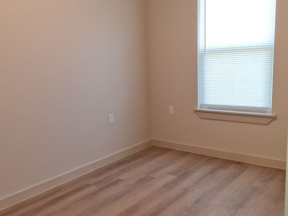 4th image of 1009 Escondido Ln E