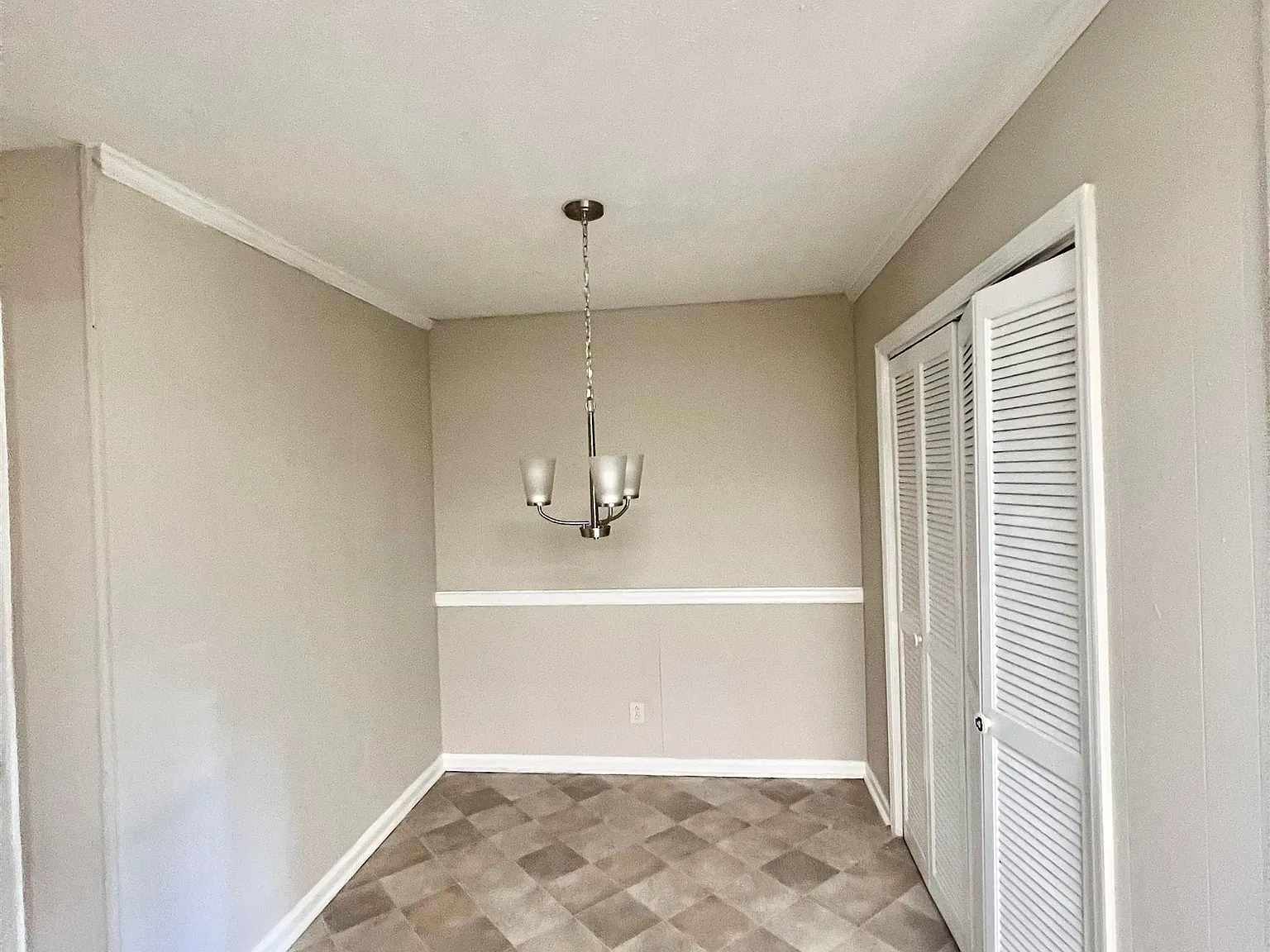 2 bed, 1.5 bath, 1300 sqft, $1,100 — Photo 4