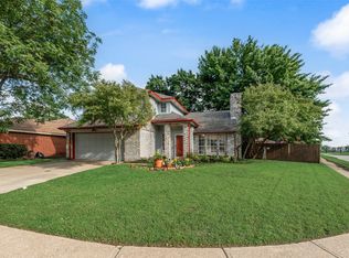 2871 Red Oak Dr, Grand Prairie, TX 75052