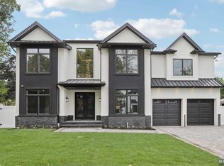 184 Cleenput Ter, Paramus, NJ 07652