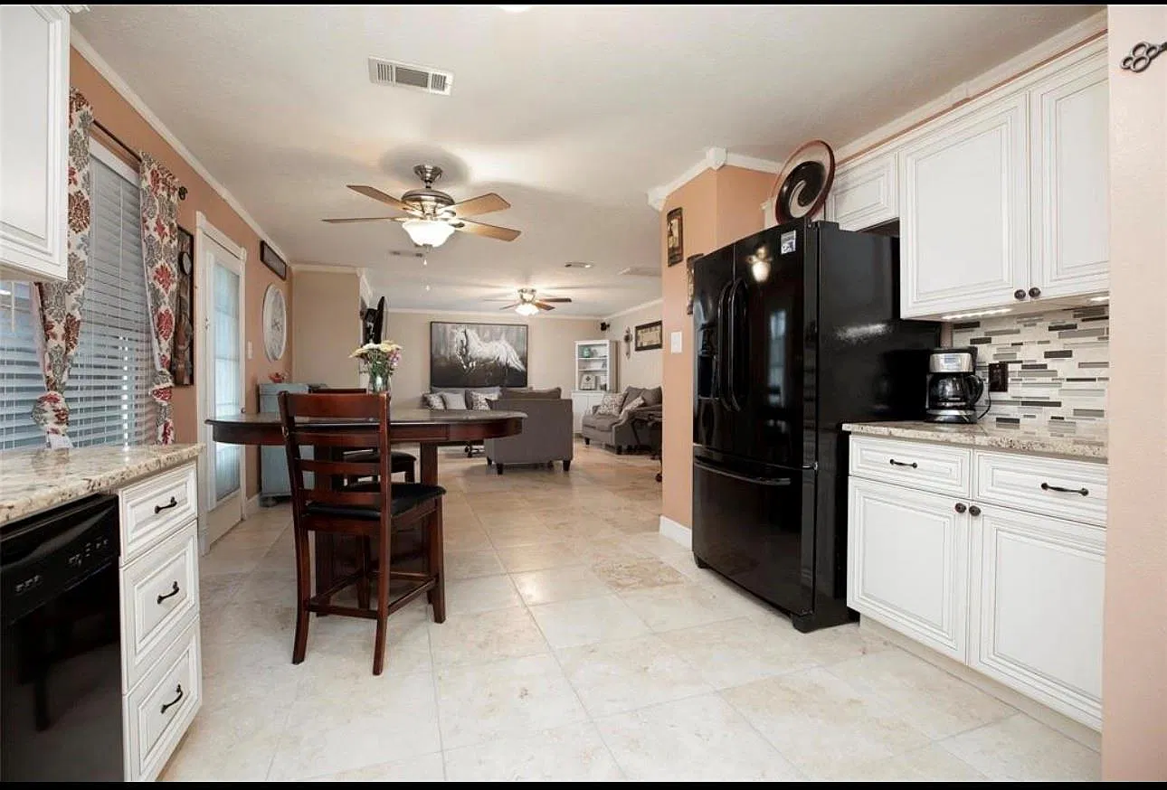 4 bed, 2.5 bath, 2321 sqft, $2,250 — Photo 3