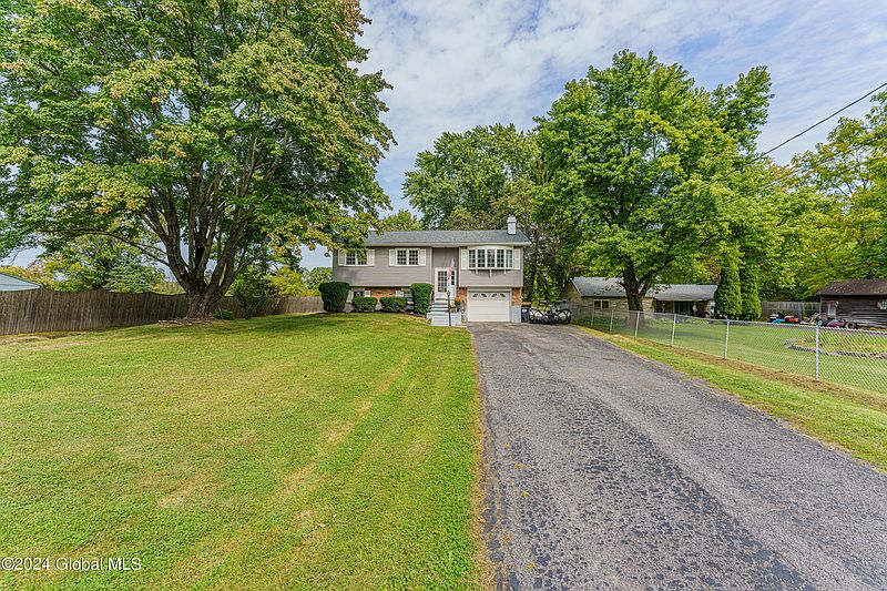 2nd image of 979 Western Road