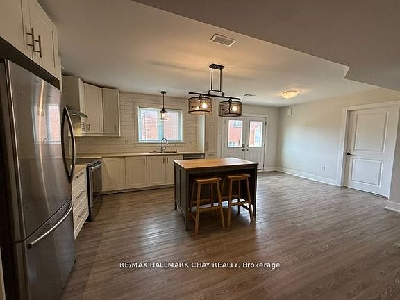 3rd image of 893B Frederick St #B