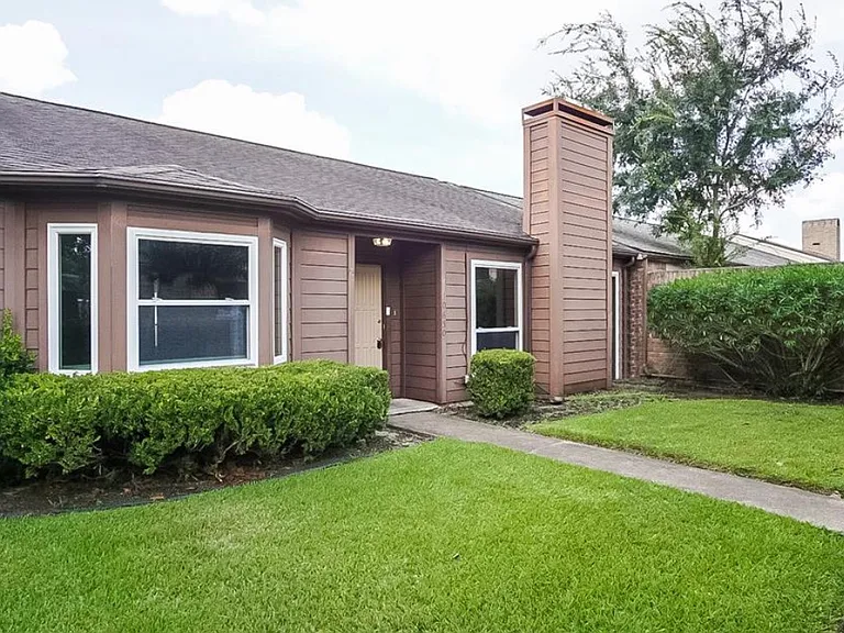 10650 Bexley Dr — Photo 2