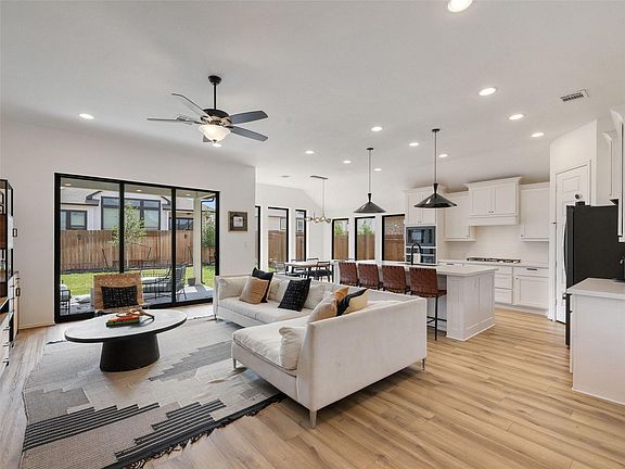 3rd image of 6825 Empresa Dr