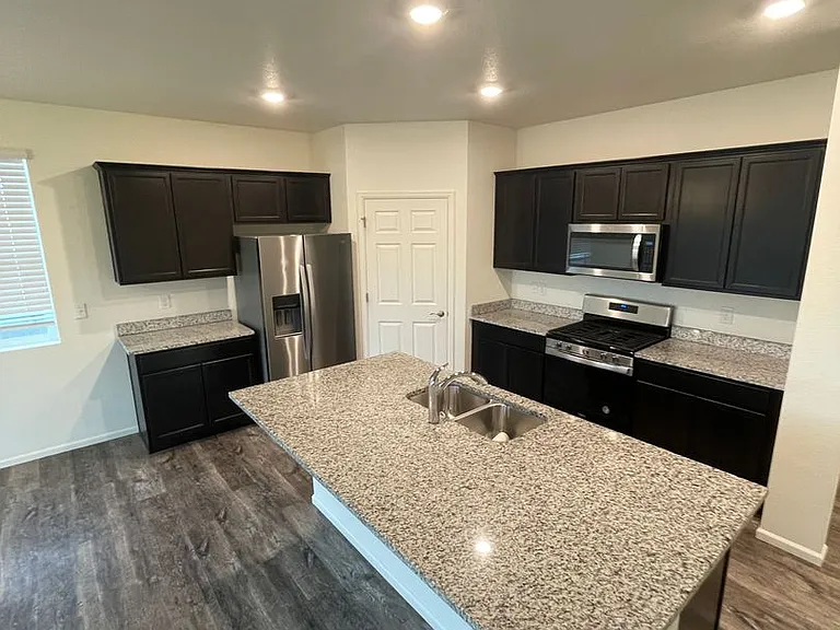 1576 Clarendon Dr — Photo 5