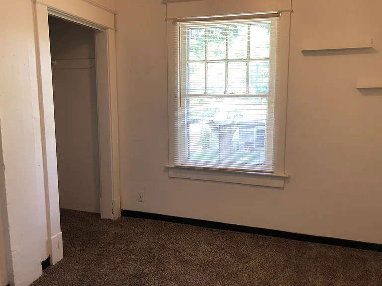405 NE Campus St #4 — Photo 5