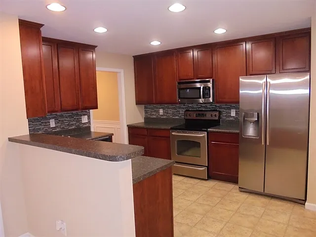 4 bed, 2.5 bath, 2670 sqft, $2,770 — Photo 2