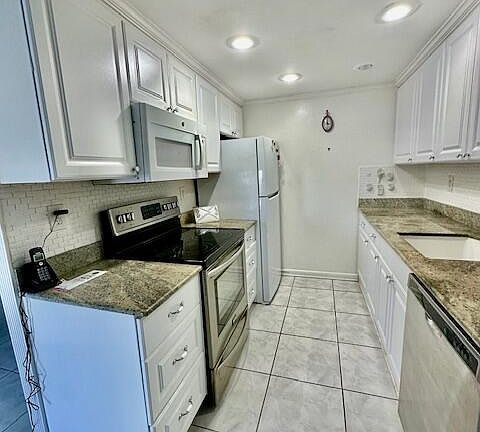 3rd image of 1080 Exeter E