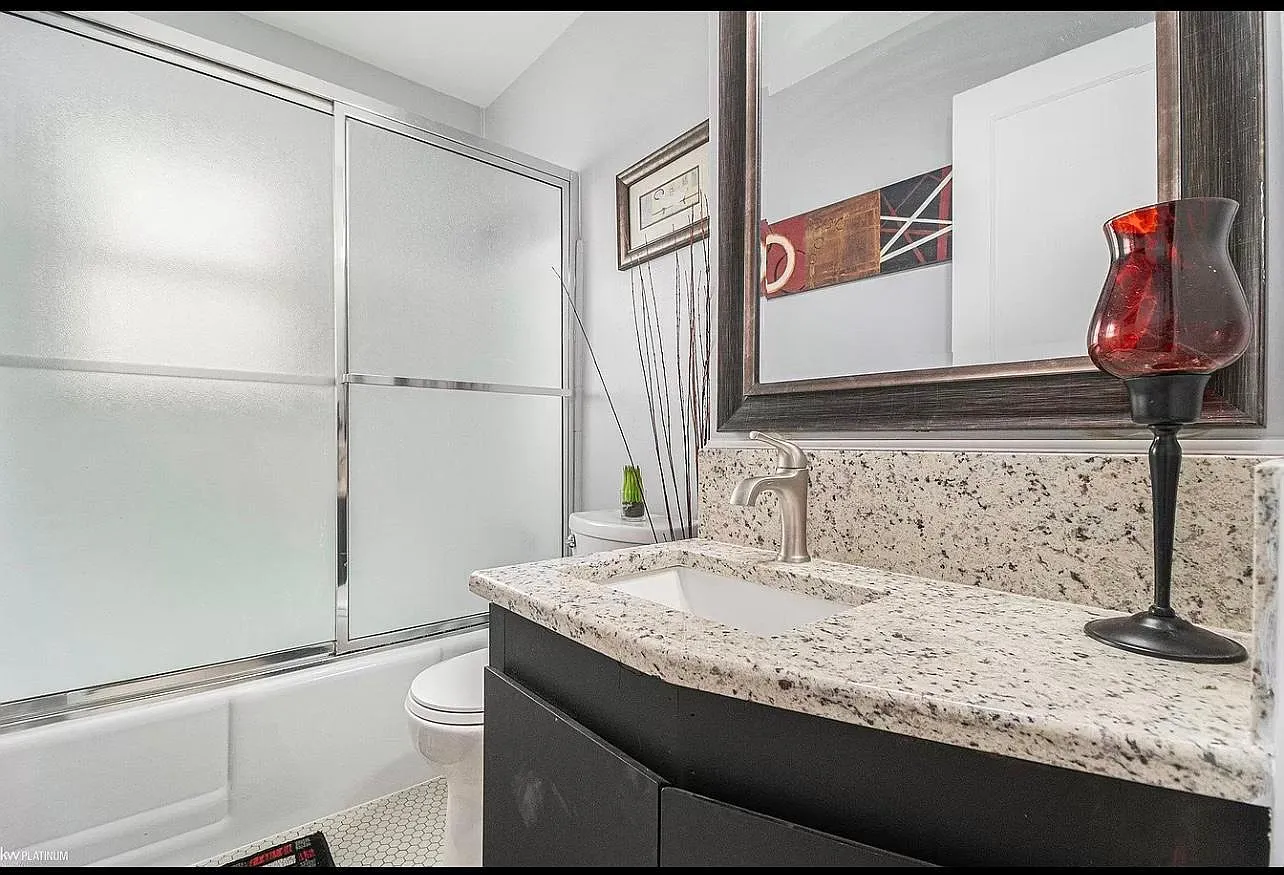 4 bed, 1.0 bath, 1074 sqft, $771 — Photo 3