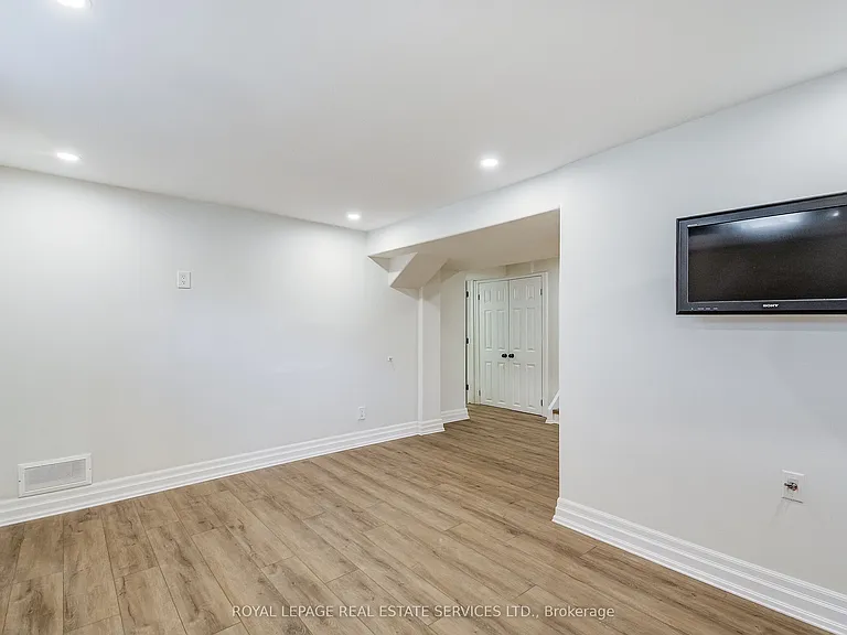351 Strathcona Dr — Photo 38
