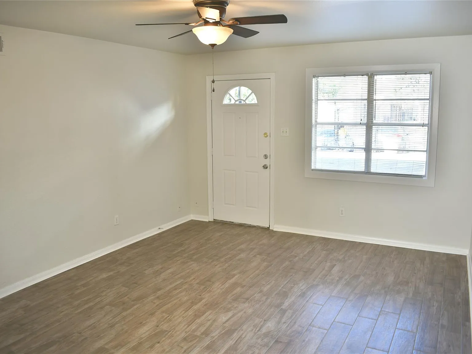 2 bed, 1.0 bath, 700 sqft, $1,050 — Photo 2