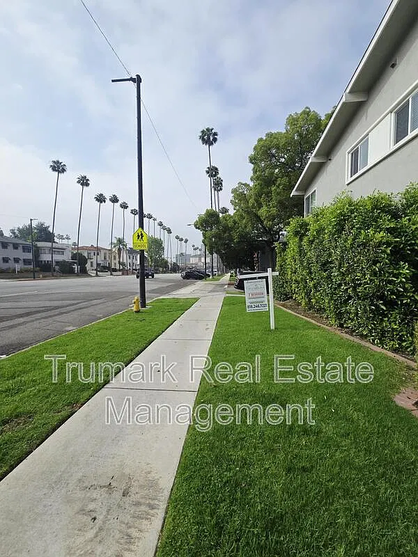 2 bed, 2.0 bath, 1075 sqft, $3,195 — Photo 2
