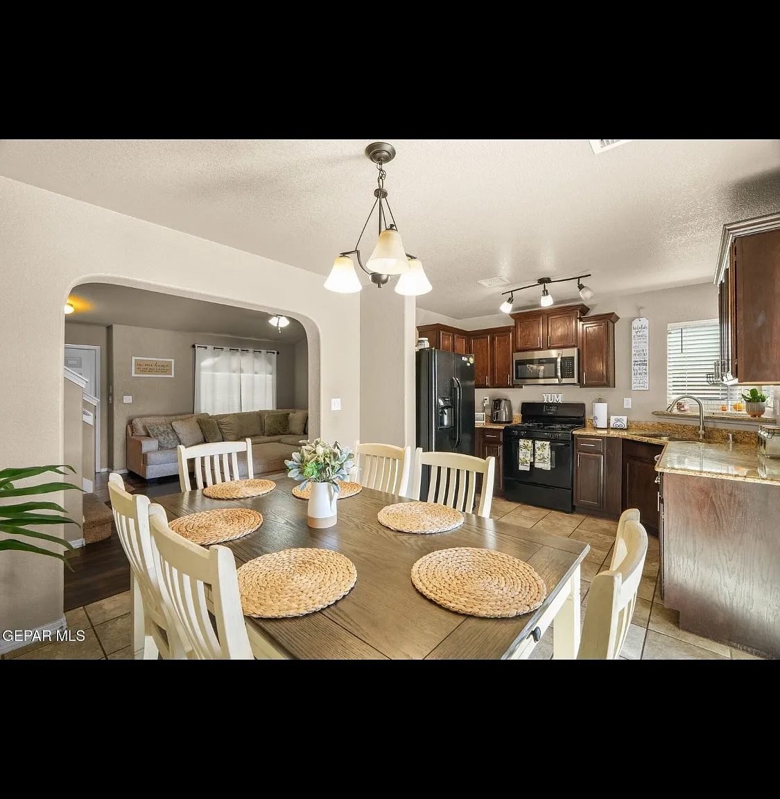 5 bed, 1516 sqft, $2,199 — Photo 3