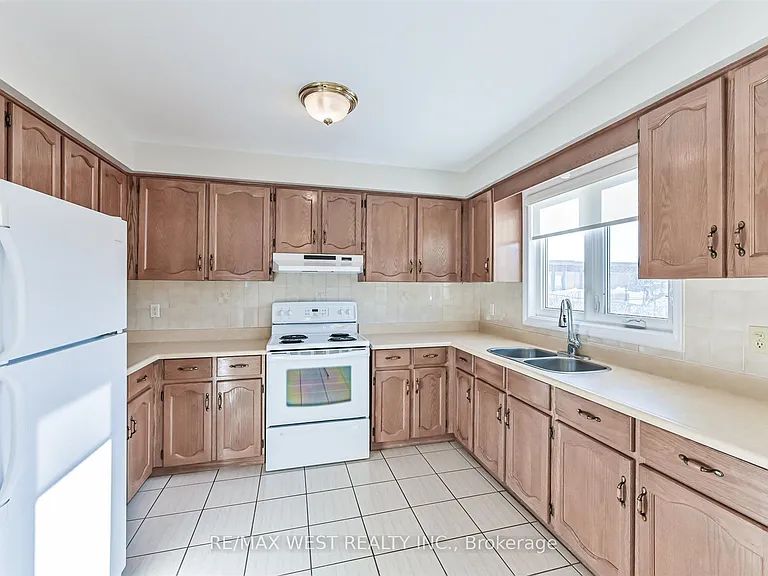 139 Carmen Cres — Photo 10