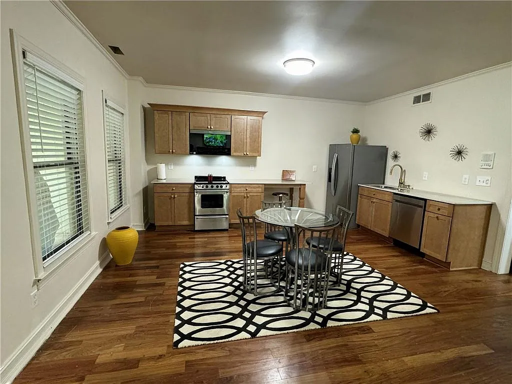 1 bed, 1.0 bath, 4801 sqft, $1,700 — Photo 2