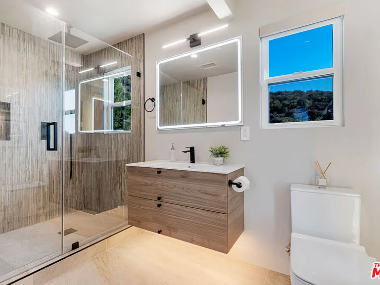 7966 Mulholland Dr — Photo 34