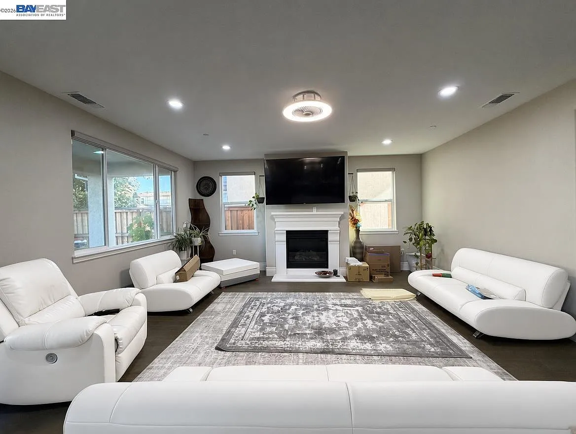 5 bed, 3506 sqft, $4,495 — Photo 4