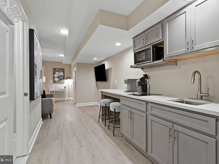 2219 E Chase St — Photo 37