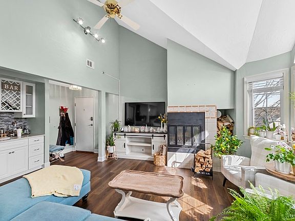 4th image of 121 Tall Oaks Dr Unit E
