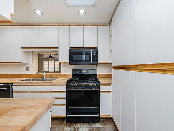 2nd image of 2827 E La Cienega Pl