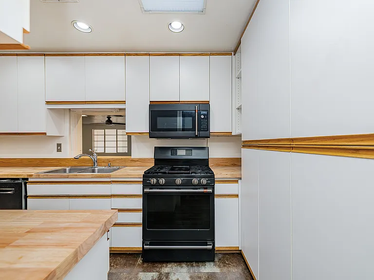 2827 E La Cienega Pl — Photo 2