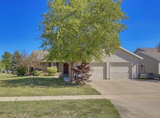 808 Timber Ridge Dr, Mahomet, IL 61853