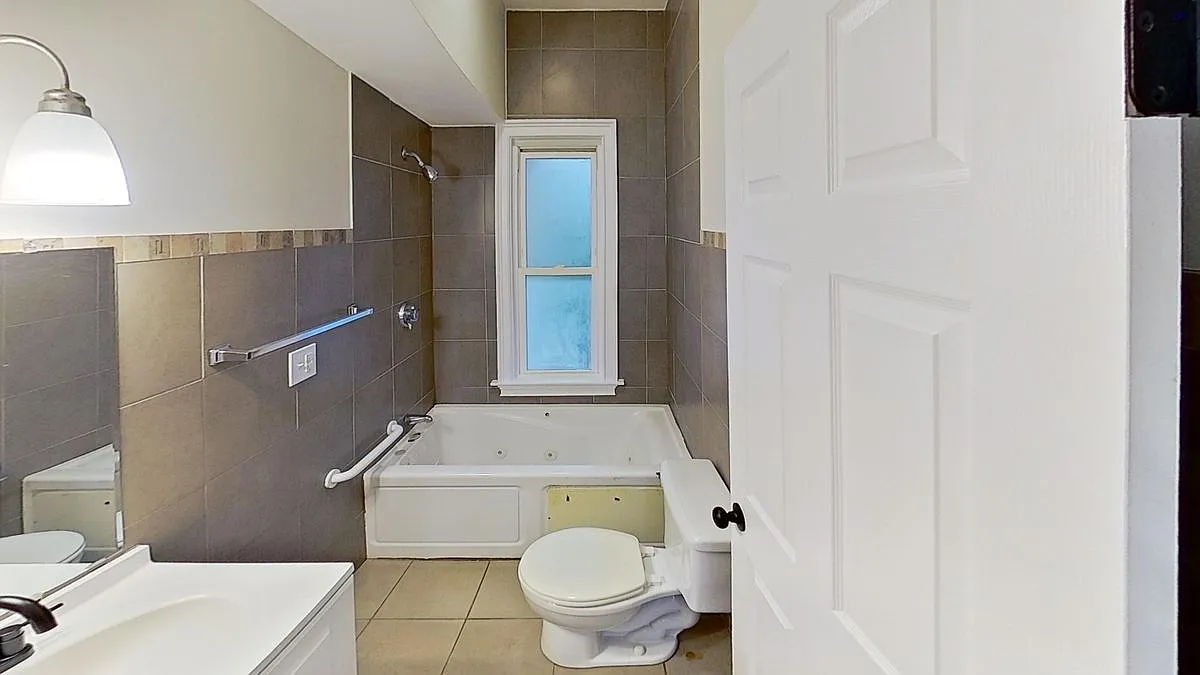 3 bed, 2.0 bath, 1294 sqft, $1,000 — Photo 4