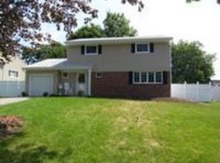 17 Amapola Ln, Kings Park, NY 11754