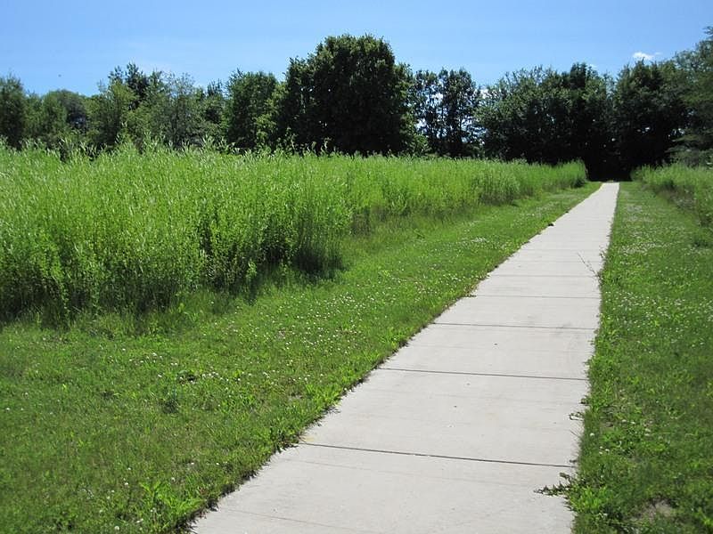 2nd image of 633 Stonehedge Cir