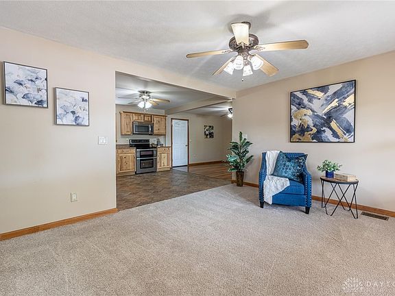4th image of 527 Alvin Ct