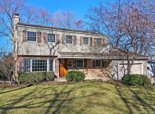 658 Valley Park Dr, Libertyville, IL 60048