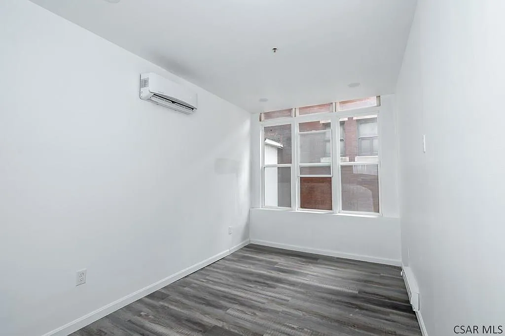 215 Franklin St — Photo 4