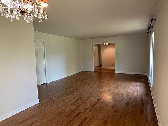 3rd image of 809 Eastwood Dr