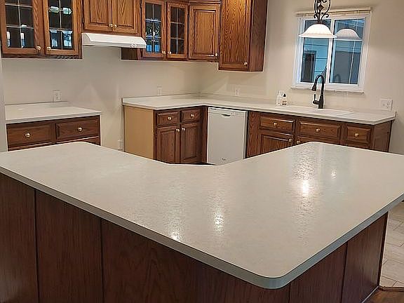 Solid Surface Sink & Spray

