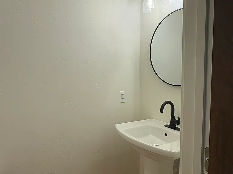 521 W 2nd St — Photo 7